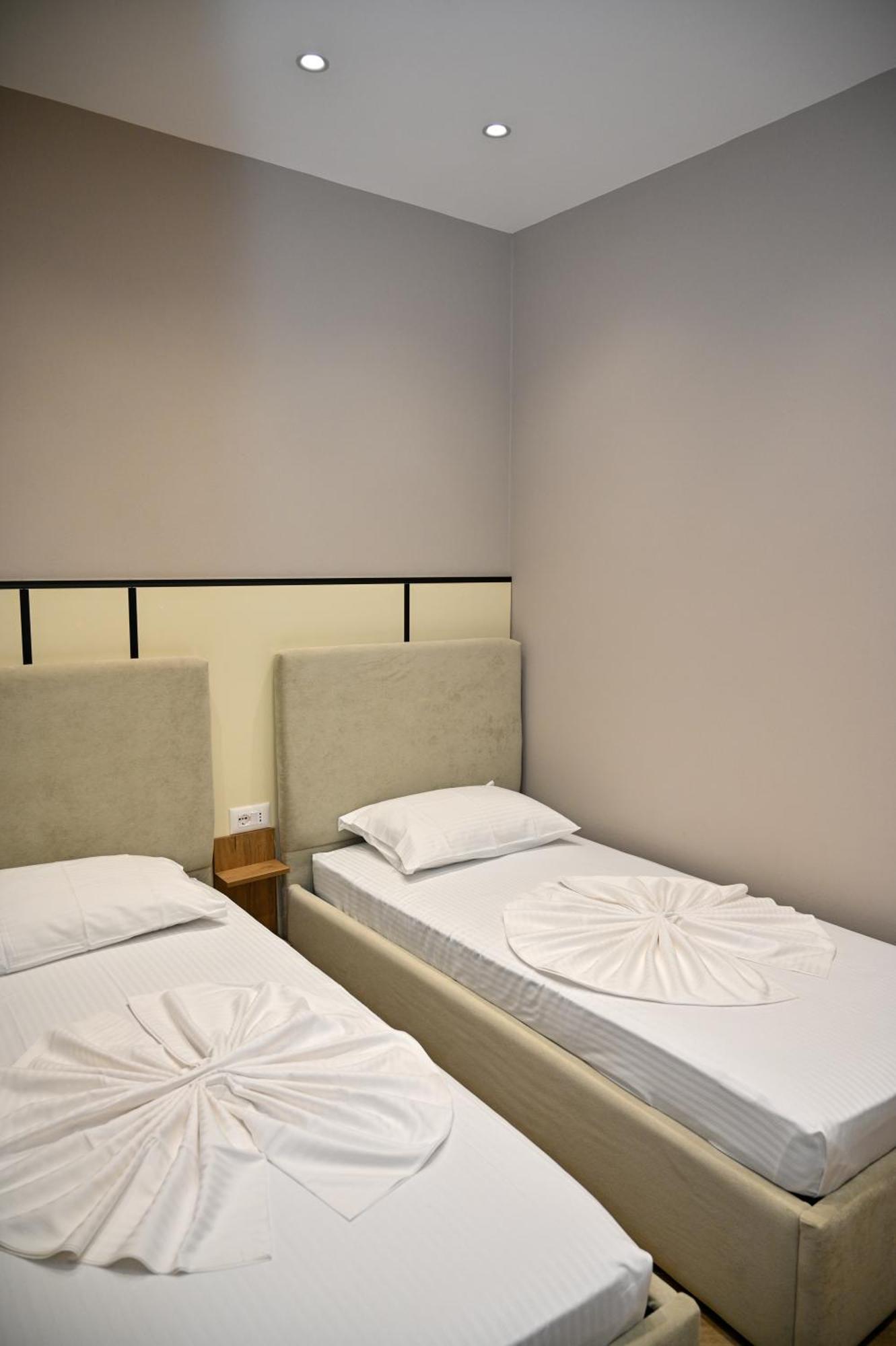 Monduro Hotel Durrës Extérieur photo